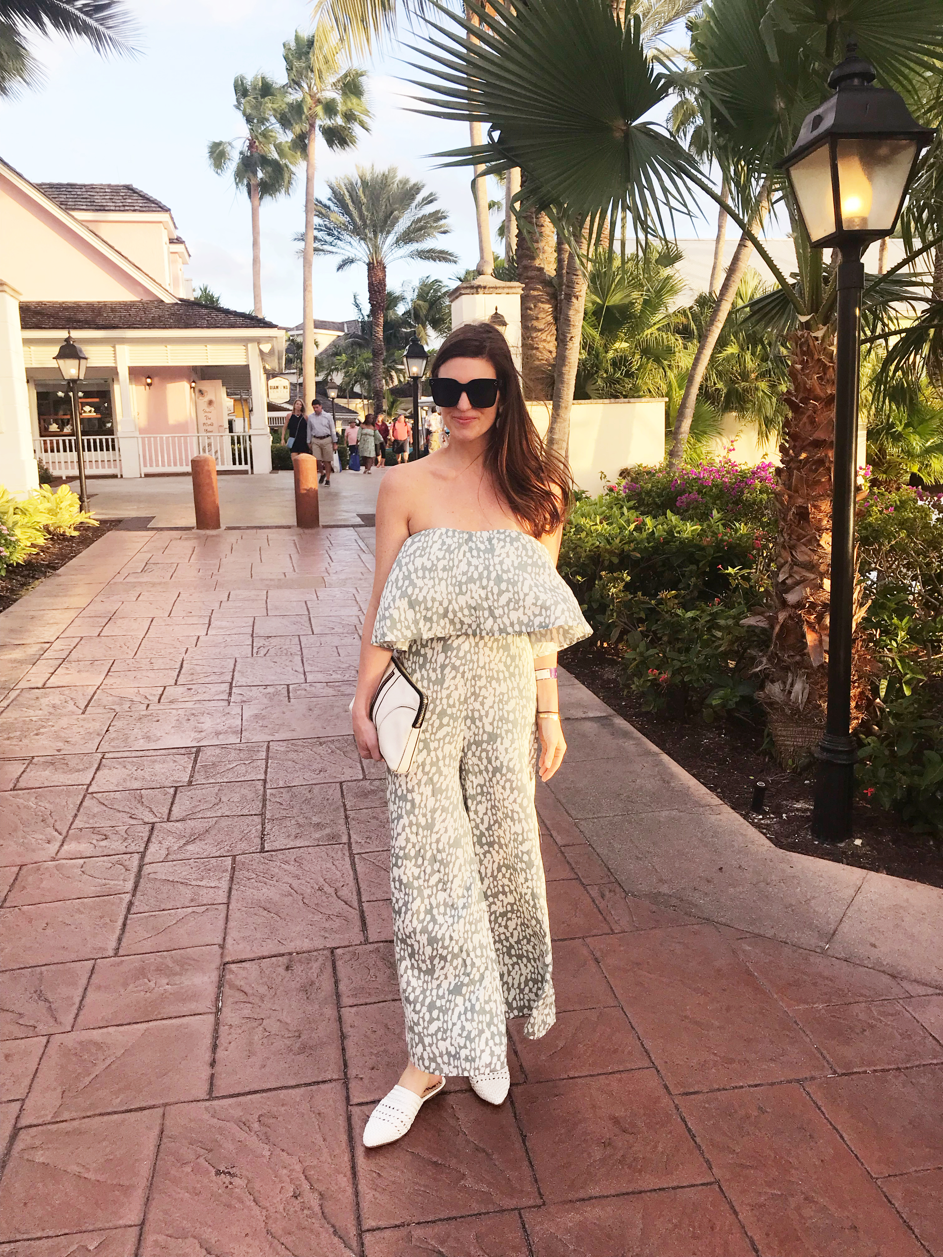 Atlantis Bahamas Family Vacation from Finding Beauty Mom. What you need to know to book a trip to the Reef. Traveling with Kids. Bahamas Vacation review. Mom Style. WHat to wear to the Bahamas. SUmmer style