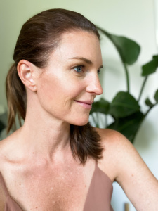 Dewy makeup look, how to have radiant skin in your 40s