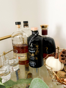 Fall bar cart essentials, mixed drinks to make this fall, signature cocktails for fall events, thanksgiving hosting tips, first time hosting this holiday, bourbon, whiskey drinks
