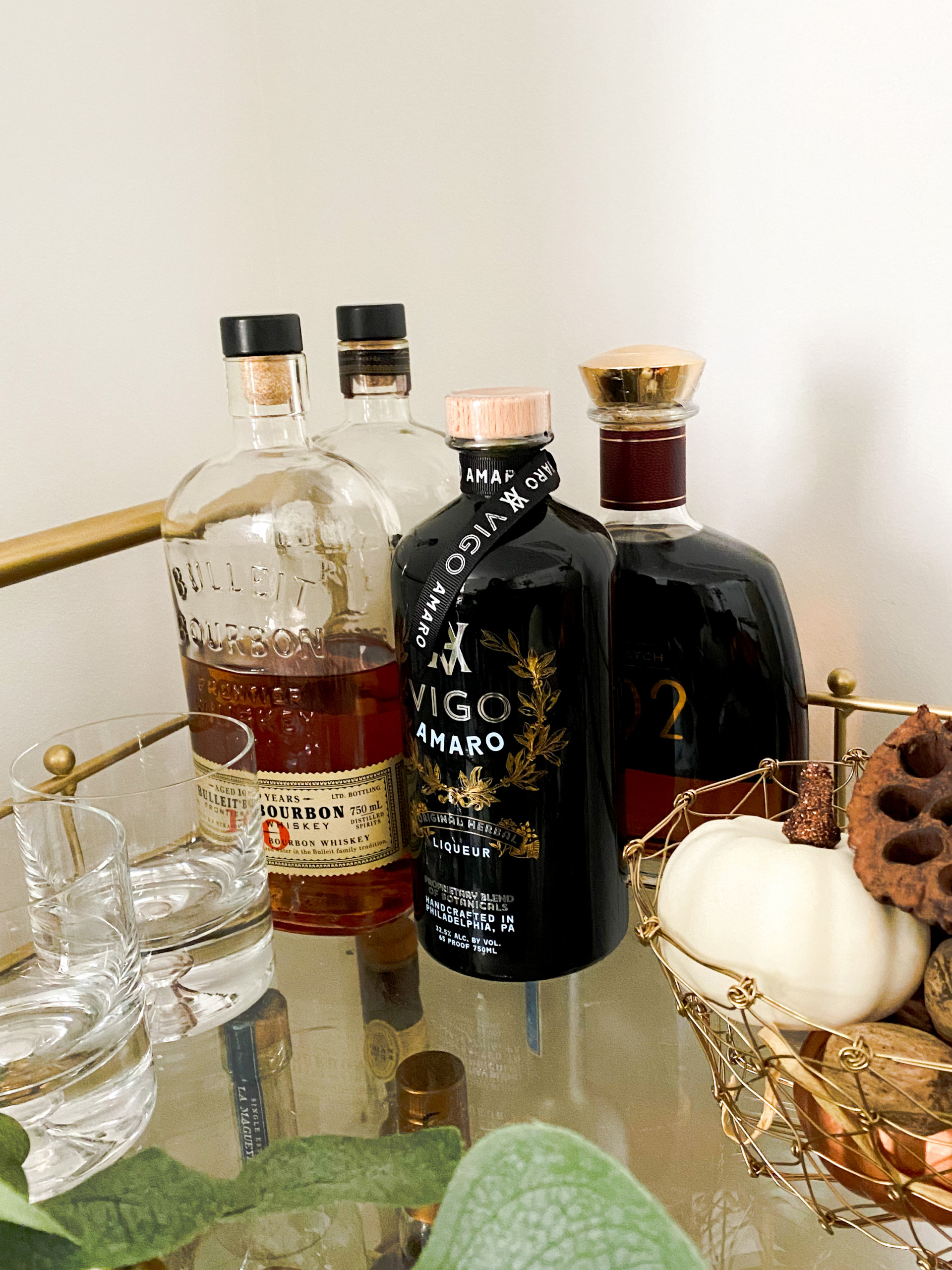 Fall bar cart essentials, mixed drinks to make this fall, signature cocktails for fall events, thanksgiving hosting tips, first time hosting this holiday, bourbon, whiskey drinks 