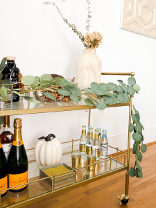 Fall bar cart essentials, mixed drinks to make this fall, signature cocktails for fall events, thanksgiving hosting tips, first time hosting this holiday, bourbon, whiskey drinks