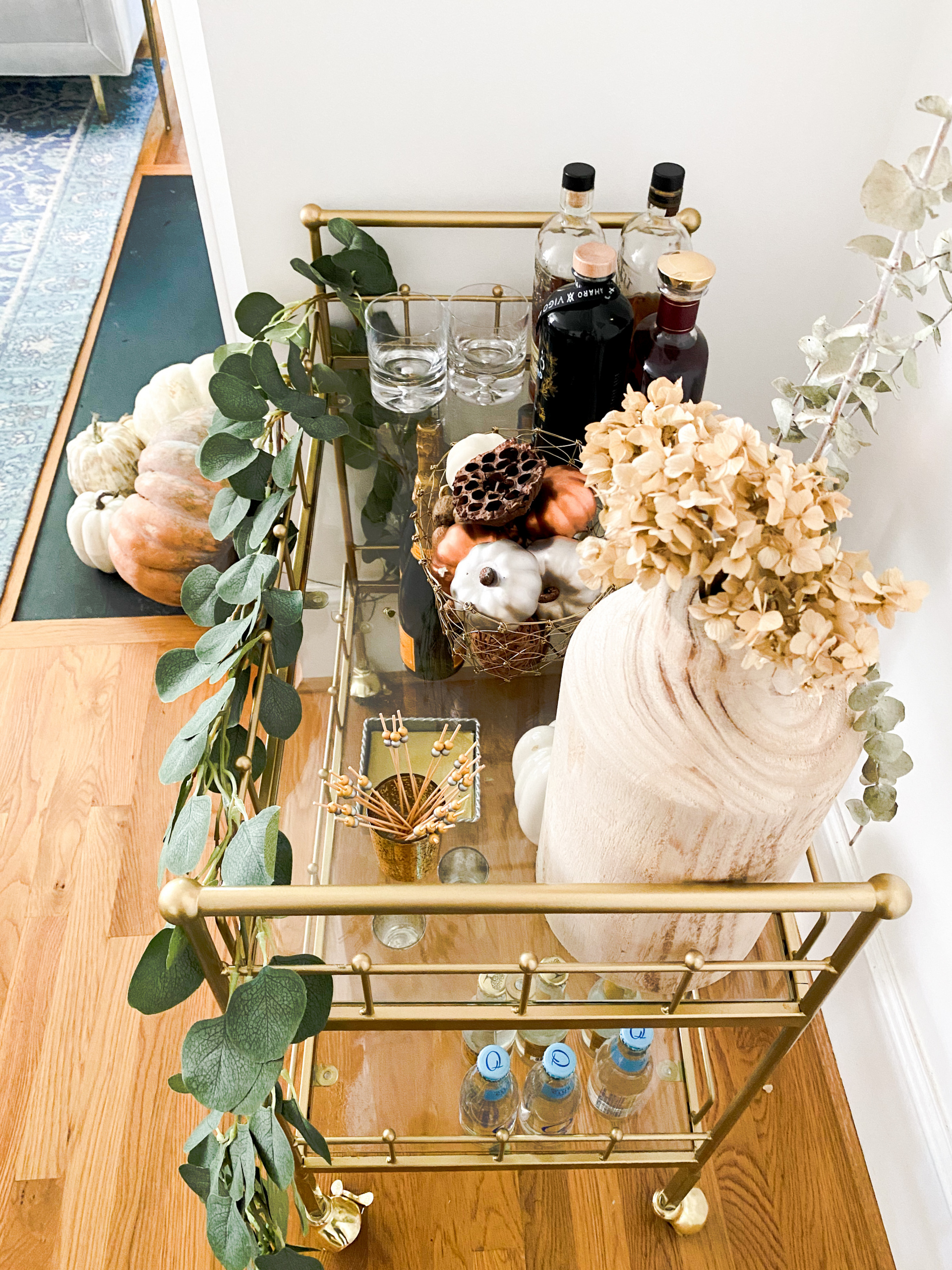 How to style a fall bar cart to host this thanksgiving, signature cocktails for fall, thanksgiving cocktails and drinks