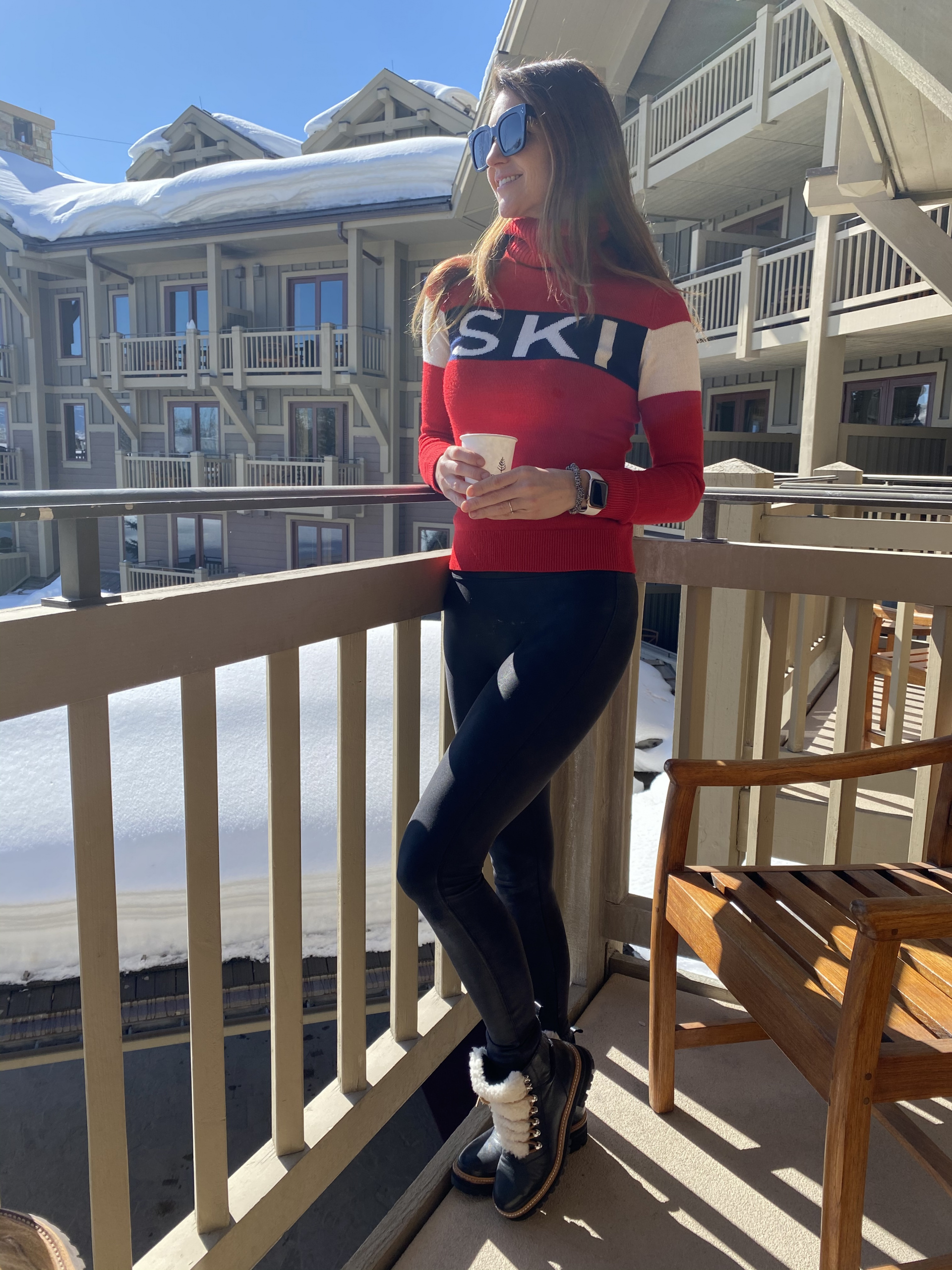 Jackson hole Wyoming ski vacation, where to stay in Jackson Wyoming, ski outfits, what to wear on ski trip, ski trip packing list, Apres ski outfit, Apres ski style, best ski vacation, luxury travel ski 