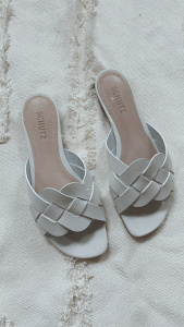 white summer slides, white sandals, spring break packing list, summer fashion,