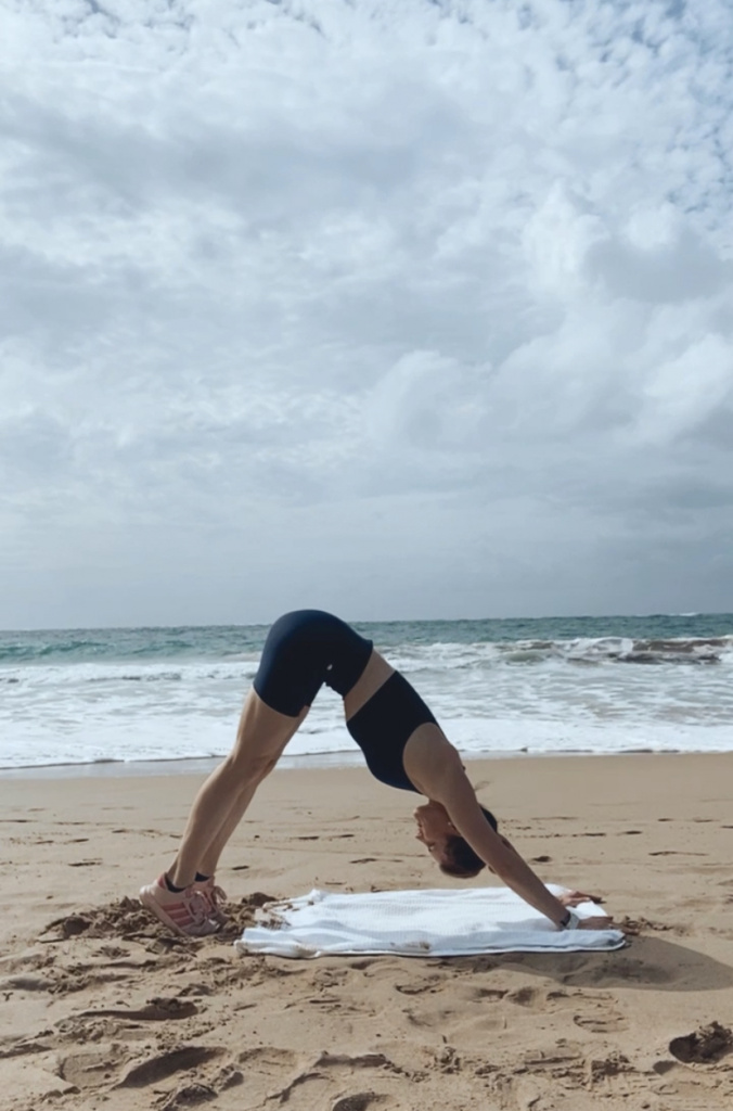 Stretch on the beach, full body workout on the beach 