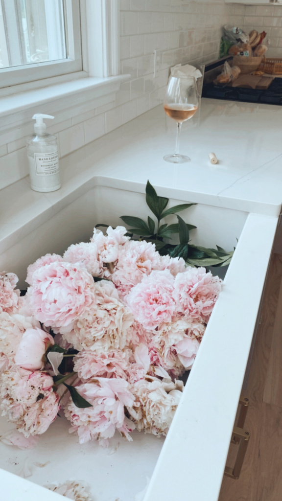 Farm sink with peonies, best kitchen ideas, kitchen improvements, kitchen renovations 