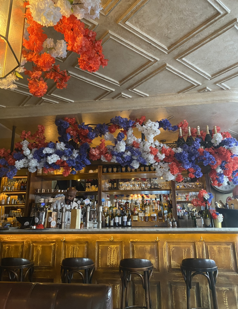 Quintessential French bistro, Le Vrai Paris France